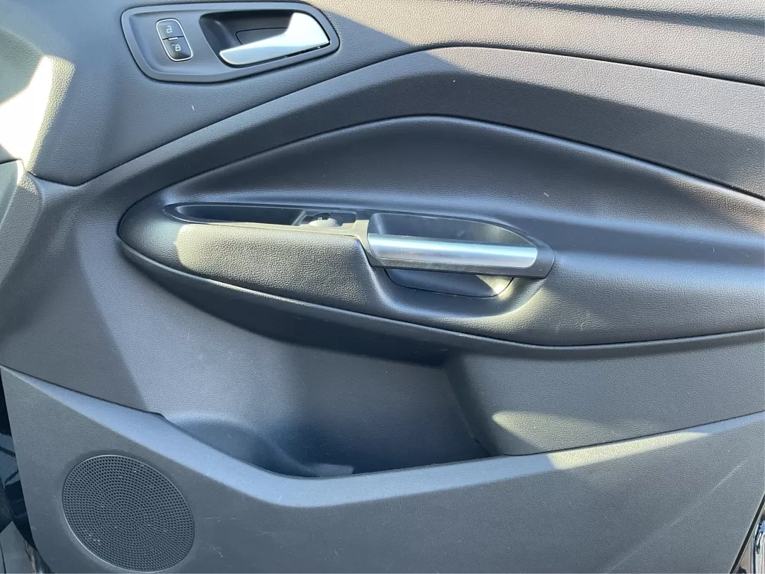 2017 Ford Escape SE 4WD (1FMCU9G93HU) with an 2.0L L4 DOHC 16V engine, 6-Speed Automatic transmission, located at 1184 Kauffman Ave, Fairborn, OH, 45324, (937) 908-9800, 39.807072, -84.030914 - Photo#18