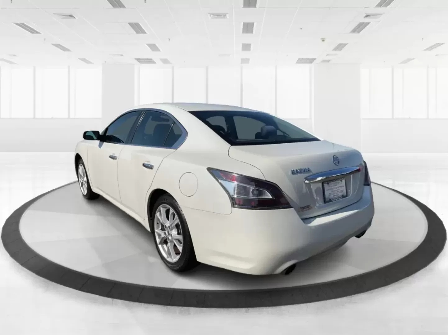 2014 Nissan Maxima 3.5 S (1N4AA5AP5EC) with an VQ 3.5L V-6 DOHC engine, located at 1184 Kauffman Ave, Fairborn, OH, 45324, (937) 908-9800, 39.807072, -84.030914 - **Experience Comfort and Style with the 2014 Nissan Maxima-Your Ideal Sedan for Everyday Adventures!**<br /> <br /> Are you looking for a reliable sedan that combines luxury, performance, and practicality? The 2014 Nissan Maxima, available now at Advantage Car and Credit in Fairborn, OH, is the perf - Photo#4