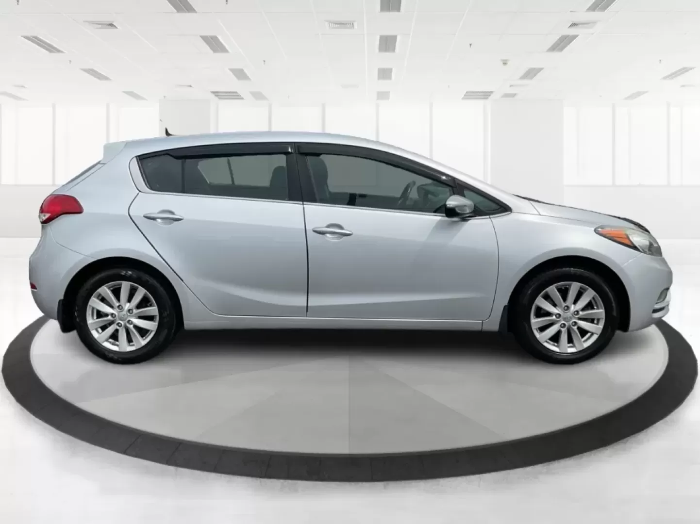 2014 Kia Forte EX (KNAFX5A88E5) with an 2L I-4 gasoline direct injection engine, located at 401 Woodman Dr, Riverside, OH, 45431, (937) 908-9800, 39.760899, -84.123421 - **Discover Your Next Adventure with the 2014 Kia Forte EX at Advantage Car and Credit!**<br /> <br /> Are you ready to elevate your daily commute or embark on weekend adventures? The 2014 Kia Forte EX is the perfect companion, whether you're navigating the bustling streets of Fairborn, OH, or hittin - Photo#1