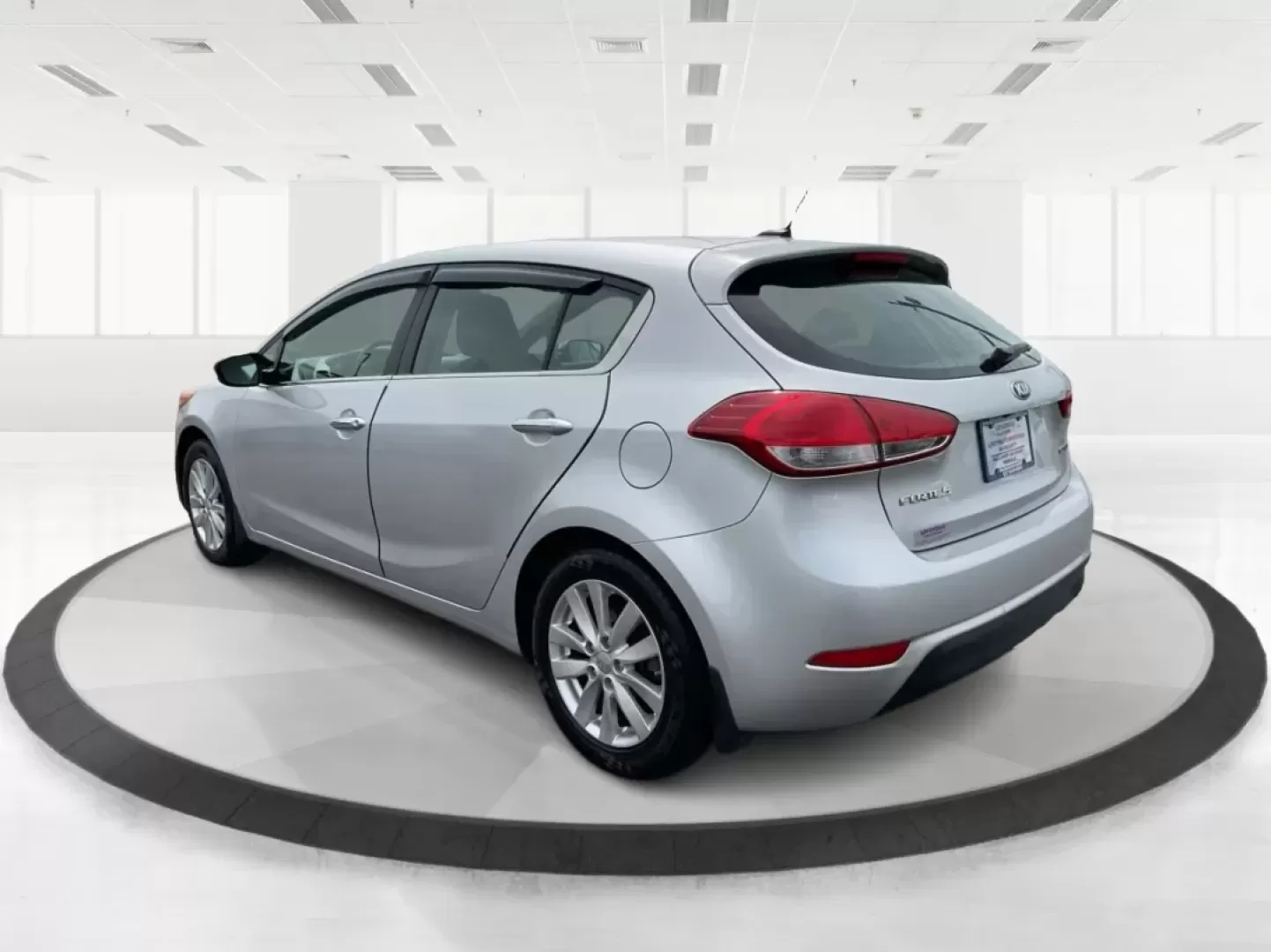2014 Kia Forte EX (KNAFX5A88E5) with an 2L I-4 gasoline direct injection engine, located at 401 Woodman Dr, Riverside, OH, 45431, (937) 908-9800, 39.760899, -84.123421 - **Discover Your Next Adventure with the 2014 Kia Forte EX at Advantage Car and Credit!**<br /> <br /> Are you ready to elevate your daily commute or embark on weekend adventures? The 2014 Kia Forte EX is the perfect companion, whether you're navigating the bustling streets of Fairborn, OH, or hittin - Photo#4