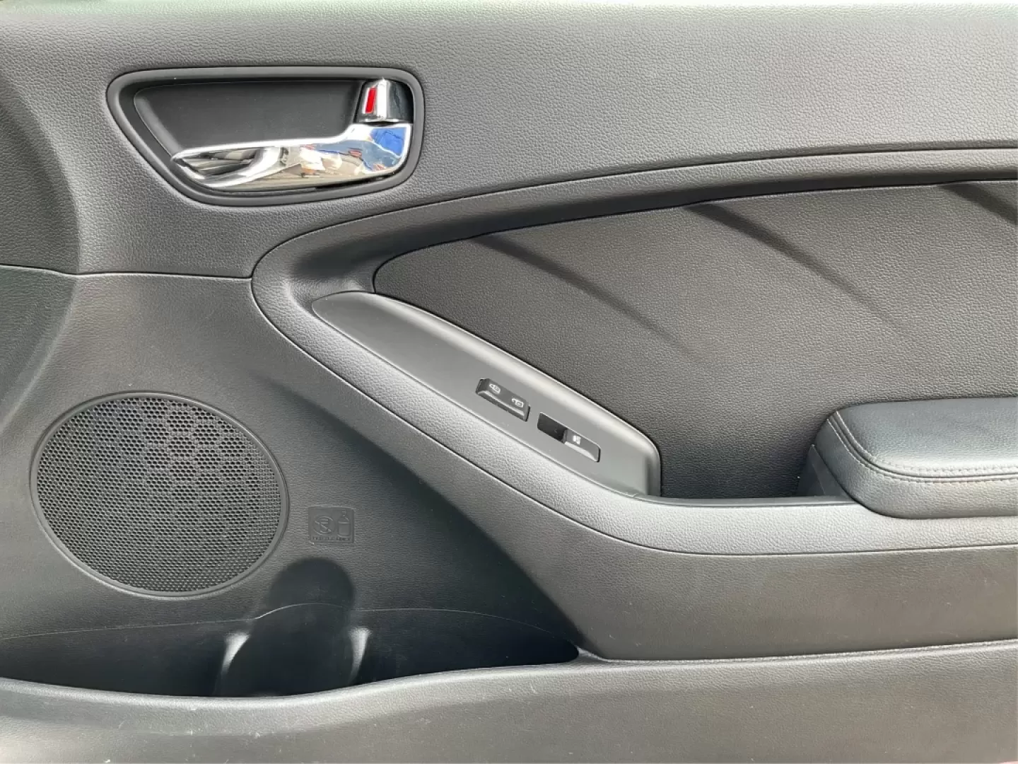 2014 Kia Forte EX (KNAFX5A88E5) with an 2L I-4 gasoline direct injection engine, located at 401 Woodman Dr, Riverside, OH, 45431, (937) 908-9800, 39.760899, -84.123421 - **Discover Your Next Adventure with the 2014 Kia Forte EX at Advantage Car and Credit!**<br /> <br /> Are you ready to elevate your daily commute or embark on weekend adventures? The 2014 Kia Forte EX is the perfect companion, whether you're navigating the bustling streets of Fairborn, OH, or hittin - Photo#18