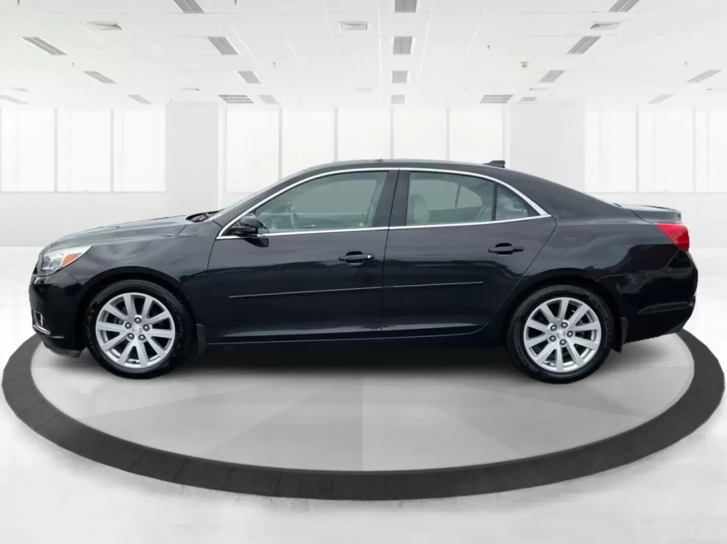 2015 Chevrolet Malibu 2LT (1G11D5SL3FF) with an ECOTEC 2.5L I-4 gasoline direct injection engine, located at 401 Woodman Dr, Riverside, OH, 45431, (937) 908-9800, 39.760899, -84.123421 - **Unleash Your Daily Adventures with the 2015 Chevrolet Malibu 2LT at Advantage Car and Credit in Fairborn, OH!**<br /> <br /> Are you looking for a reliable vehicle that perfectly blends comfort, style, and affordability? Look no further! The 2015 Chevrolet Malibu 2LT is the ideal companion for any - Photo#5