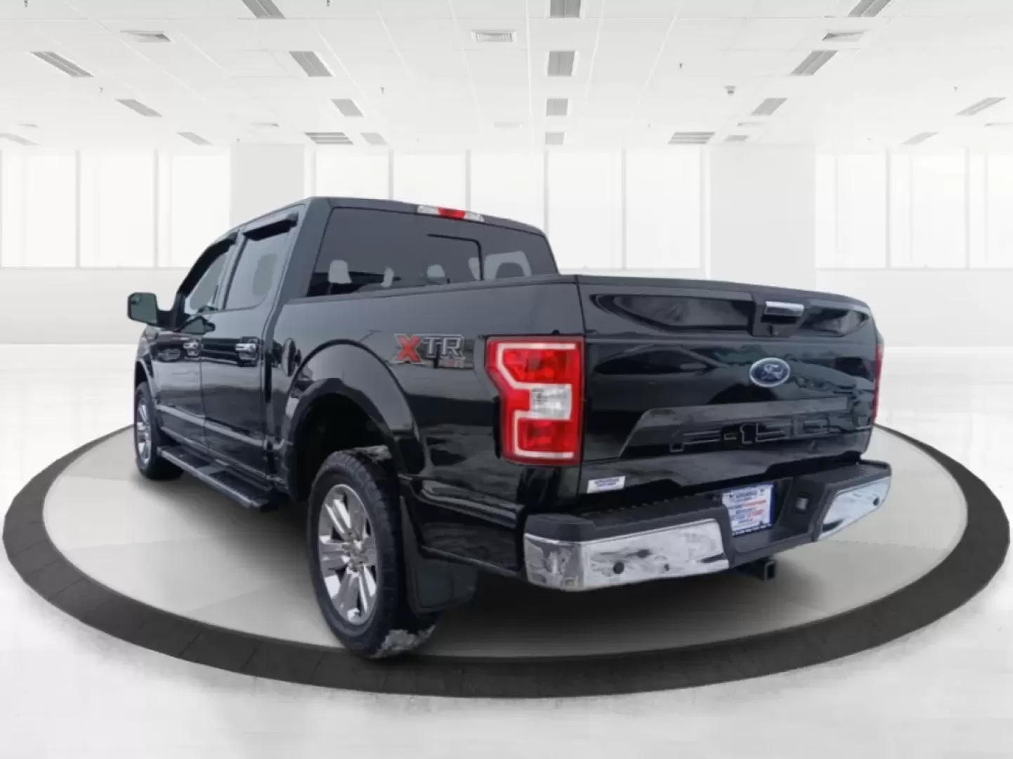2018 Ford F-150 XLT SuperCrew 5.5-ft. Bed 4WD (1FTEW1E52JF) with an 5.0L V8 OHV 32V engine, 6-Speed Automatic transmission, located at 1099 N County Rd 25A, Troy, OH, 45373, (937) 908-9800, 40.057079, -84.212883 - Are you ready to elevate your daily commute or weekend adventures? Look no further than this striking 2018 Ford F-150 XLT SuperCrew located at Advantage Car and Credit in Fairborn, OH. Whether you're carting the kids to practice, hauling materials for your next DIY project, or exploring the great ou - Photo#4