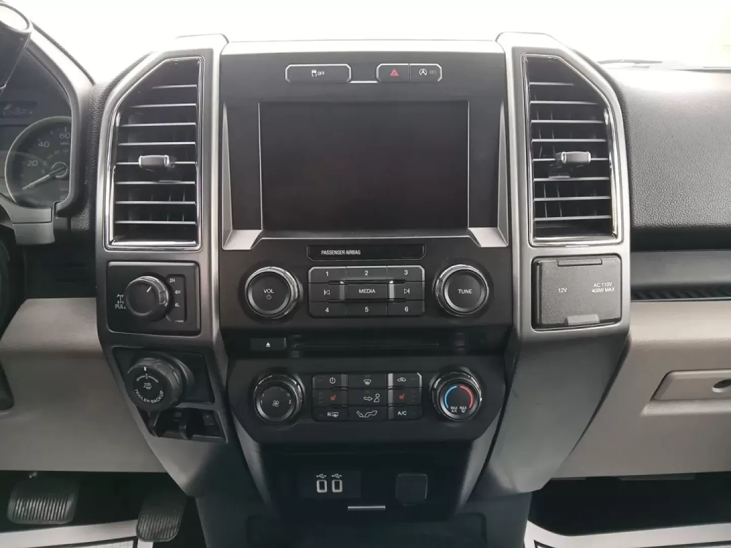 2018 Ford F-150 XLT SuperCrew 5.5-ft. Bed 4WD (1FTEW1E52JF) with an 5.0L V8 OHV 32V engine, 6-Speed Automatic transmission, located at 1099 N County Rd 25A, Troy, OH, 45373, (937) 908-9800, 40.057079, -84.212883 - Are you ready to elevate your daily commute or weekend adventures? Look no further than this striking 2018 Ford F-150 XLT SuperCrew located at Advantage Car and Credit in Fairborn, OH. Whether you're carting the kids to practice, hauling materials for your next DIY project, or exploring the great ou - Photo#12