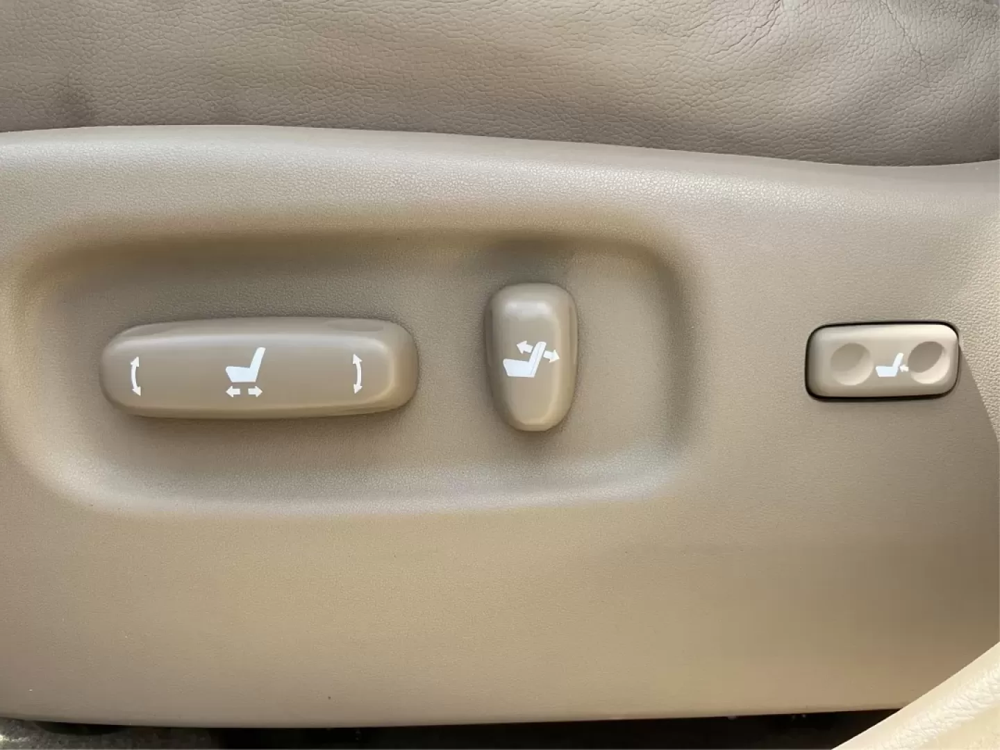 2008 Toyota Highlander Sport (JTEES43A082) with an 3.5L V-6 DOHC engine, located at 1099 N County Rd 25A, Troy, OH, 45373, (937) 908-9800, 40.057079, -84.212883 - ### Discover Your Next Adventure with the 2008 Toyota Highlander Sport<br /> <br /> Are you ready to elevate your family outings or weekend getaways? The 2008 Toyota Highlander Sport is the perfect companion for those who seek both comfort and capability. This SUV is designed to accommodate growing - Photo#16