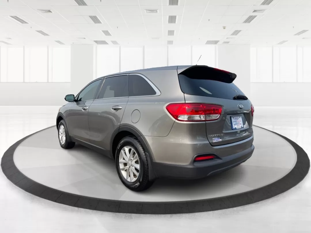 2017 Kia Sorento 2.4L L (5XYPG4A3XHG) with an 2.4L I-4 gasoline direct injection engine, located at 1099 N County Rd 25A , Troy, OH, 45373, (937) 908-9800, 40.057079, -84.212883 - Photo#4