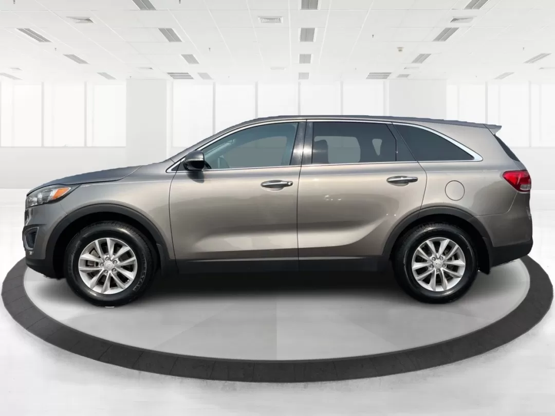 2017 Kia Sorento 2.4L L (5XYPG4A3XHG) with an 2.4L I-4 gasoline direct injection engine, located at 1099 N County Rd 25A , Troy, OH, 45373, (937) 908-9800, 40.057079, -84.212883 - Photo#5