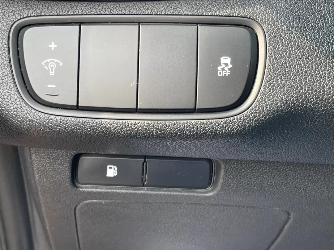 2017 Kia Sorento 2.4L L (5XYPG4A3XHG) with an 2.4L I-4 gasoline direct injection engine, located at 1099 N County Rd 25A , Troy, OH, 45373, (937) 908-9800, 40.057079, -84.212883 - Photo#17