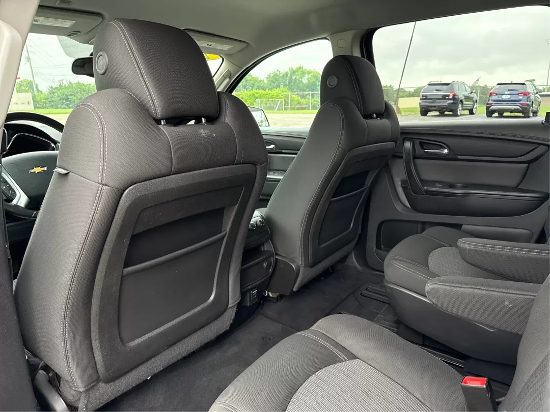 2015 Chevrolet Traverse 1LT (1GNKVGKD4FJ) with an 3.6L V-6 gasoline direct injection engine, located at 1099 N County Rd 25A , Troy, OH, 45373, (937) 908-9800, 40.057079, -84.212883 - Photo#10