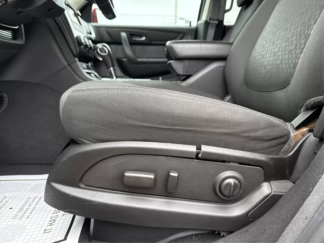 2015 Chevrolet Traverse 1LT (1GNKVGKD4FJ) with an 3.6L V-6 gasoline direct injection engine, located at 1099 N County Rd 25A , Troy, OH, 45373, (937) 908-9800, 40.057079, -84.212883 - Photo#18