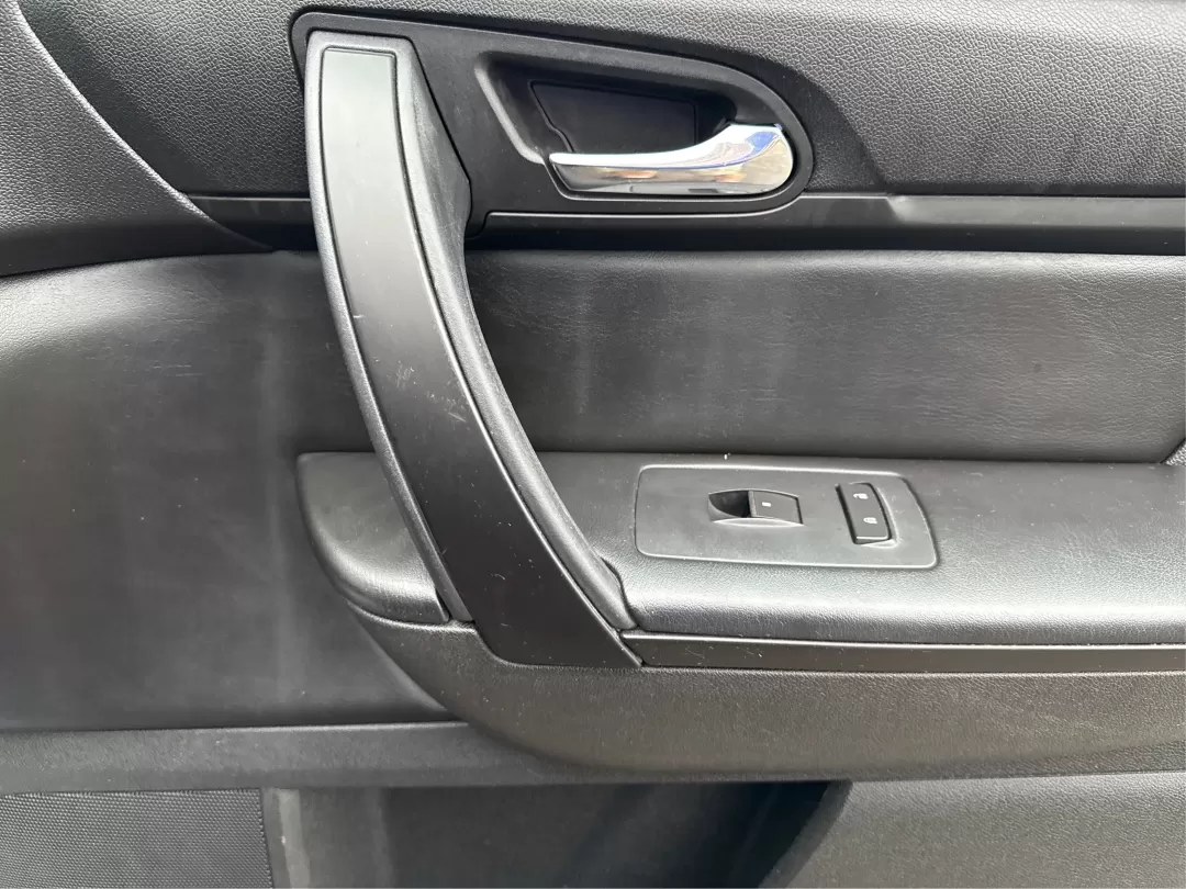 2015 Chevrolet Traverse 1LT (1GNKVGKD4FJ) with an 3.6L V-6 gasoline direct injection engine, located at 1099 N County Rd 25A , Troy, OH, 45373, (937) 908-9800, 40.057079, -84.212883 - Photo#20