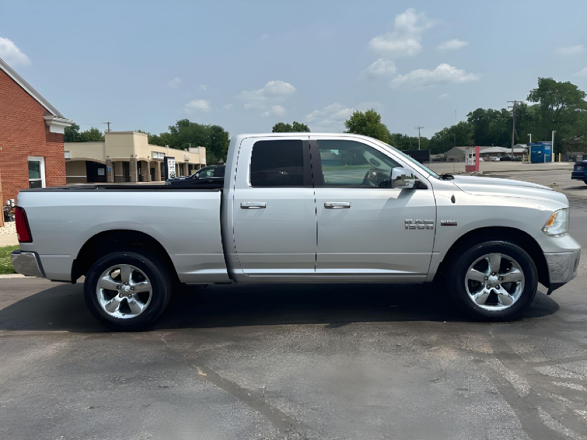 2015 Silver RAM 1500 SLT Quad Cab 4WD (1C6RR7GT6FS) with an 5.7L V8 OHV 16V engine, 8-Speed Automatic transmission, located at 4508 South Dixie Dr, Moraine, OH, 45439, (937) 908-9800, 39.689976, -84.218452 - Photo #11