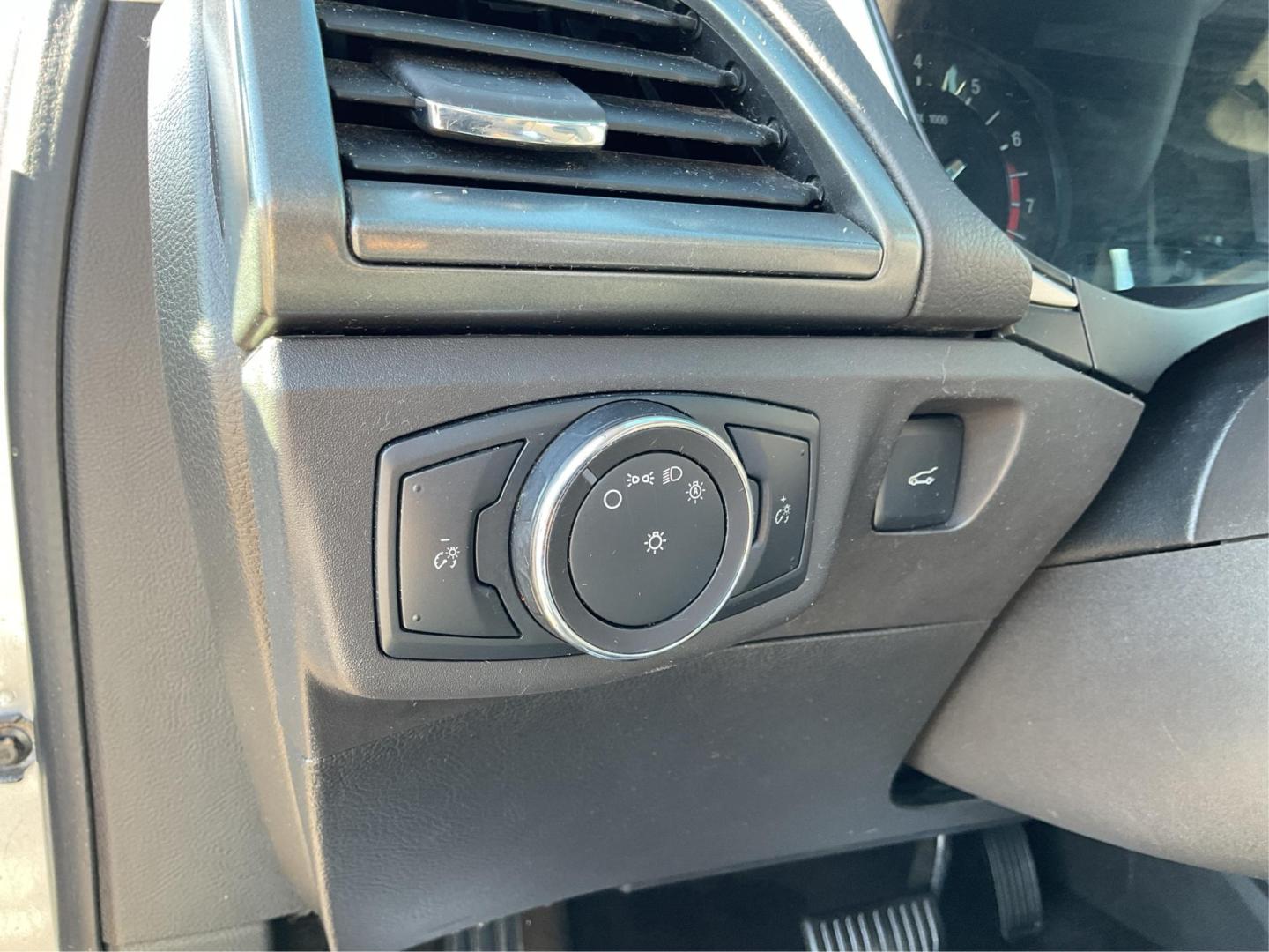 2014 Ingot Silver Ford Fusion SE (1FA6P0H76E5) with an 2.5L L4 DOHC 16V engine, located at 4508 South Dixie Dr, Moraine, OH, 45439, (937) 908-9800, 39.689976, -84.218452 - Photo#16
