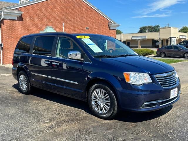 photo of 2015 Chrysler Town  and  Country