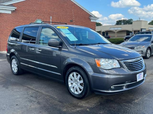 photo of 2016 Chrysler Town  and  Country