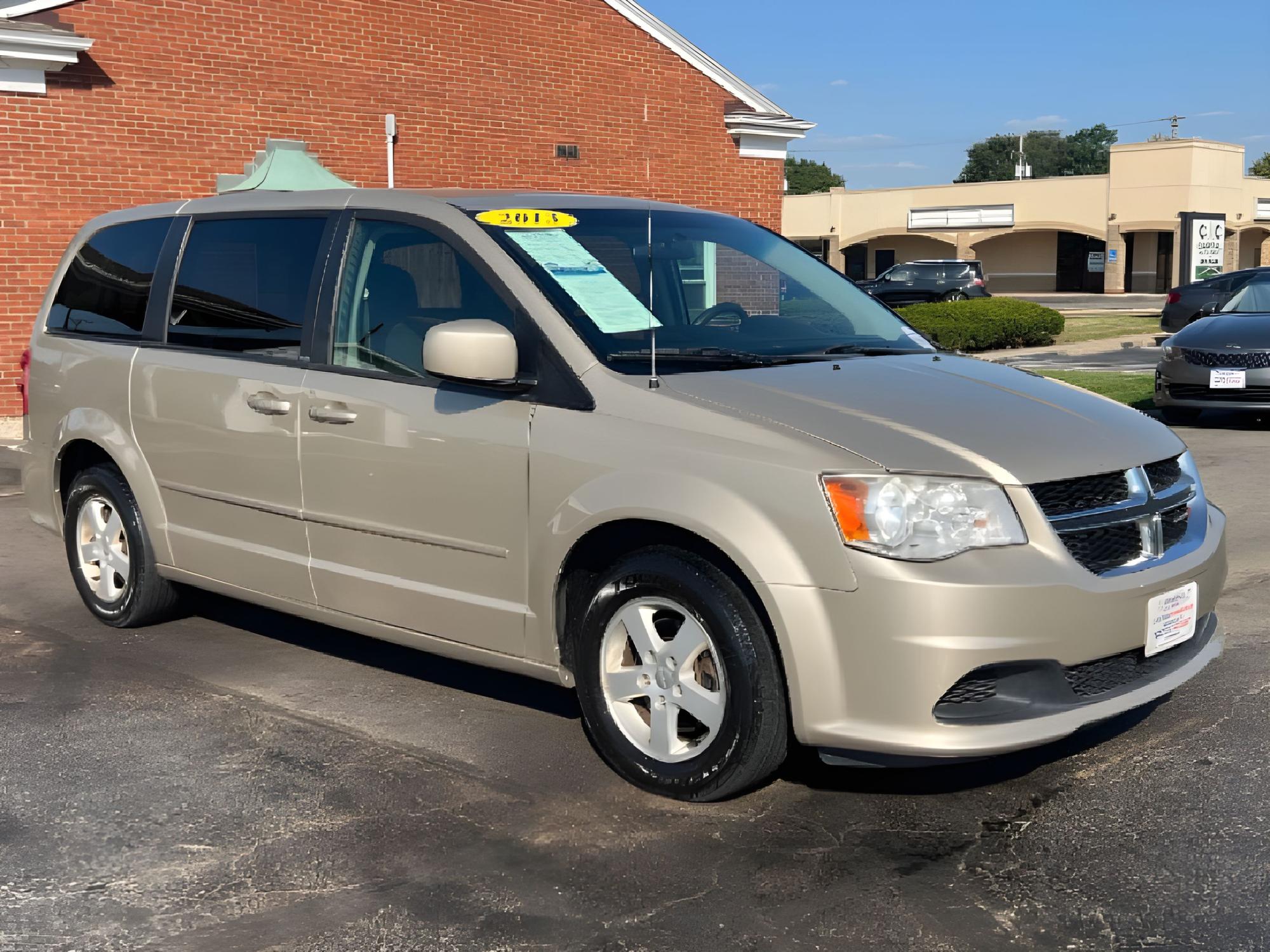 2013 Cashmere Pearl Dodge Grand Caravan SXT (2C4RDGCG2DR) with an 3.6L V6 DOHC 24V engine, 6-Speed Automatic transmission, located at 880 E. National Road, Vandalia, OH, 45377, (937) 908-9800, 39.891918, -84.183594 - Photo #5