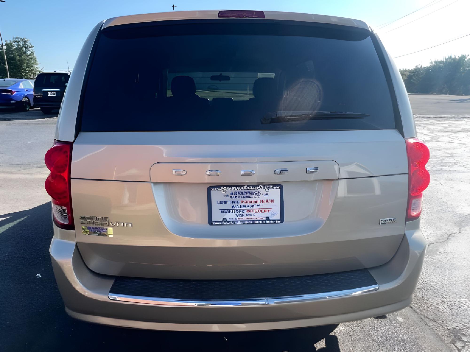 2013 Cashmere Pearl Dodge Grand Caravan SXT (2C4RDGCG2DR) with an 3.6L V6 DOHC 24V engine, 6-Speed Automatic transmission, located at 1230 East Main St, Xenia, OH, 45385, (937) 908-9800, 39.688026, -83.910172 - Photo #9