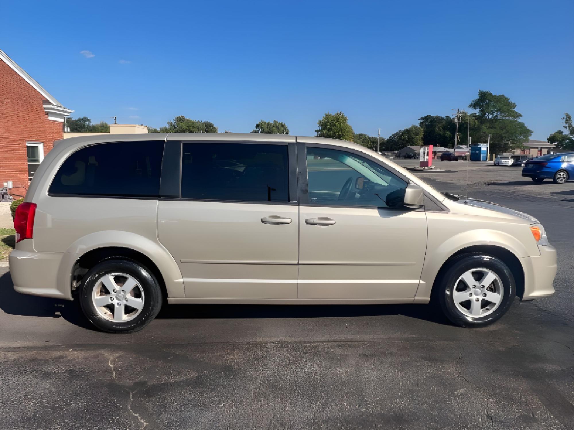 2013 Cashmere Pearl Dodge Grand Caravan SXT (2C4RDGCG2DR) with an 3.6L V6 DOHC 24V engine, 6-Speed Automatic transmission, located at 1230 East Main St, Xenia, OH, 45385, (937) 908-9800, 39.688026, -83.910172 - Photo #11