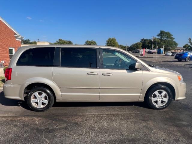 2013 Cashmere Pearl Dodge Grand Caravan SXT (2C4RDGCG2DR) with an 3.6L V6 DOHC 24V engine, 6-Speed Automatic transmission, located at 1230 East Main St, Xenia, OH, 45385, (937) 908-9800, 39.688026, -83.910172 - Photo #10
