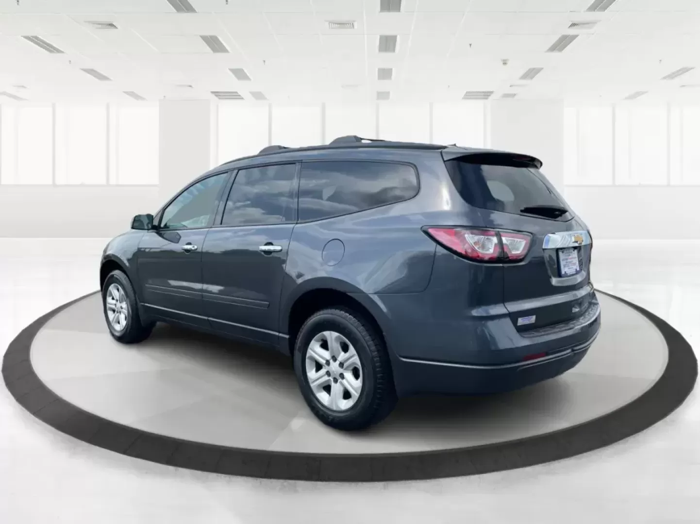 2014 Cyber Gray Metallic Chevrolet Traverse LS FWD w/PDC (1GNKRFED9EJ) with an 3.6L V6 DOHC 24V engine, 6-Speed Automatic transmission, located at 880 E. National Road, Vandalia, OH, 45377, (937) 908-9800, 39.891918, -84.183594 - 2014 Chevrolet Traverse LS FWD w/PDC - Photo#5