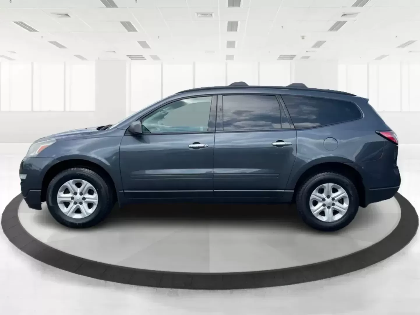 2014 Cyber Gray Metallic Chevrolet Traverse LS FWD w/PDC (1GNKRFED9EJ) with an 3.6L V6 DOHC 24V engine, 6-Speed Automatic transmission, located at 880 E. National Road, Vandalia, OH, 45377, (937) 908-9800, 39.891918, -84.183594 - 2014 Chevrolet Traverse LS FWD w/PDC - Photo#6