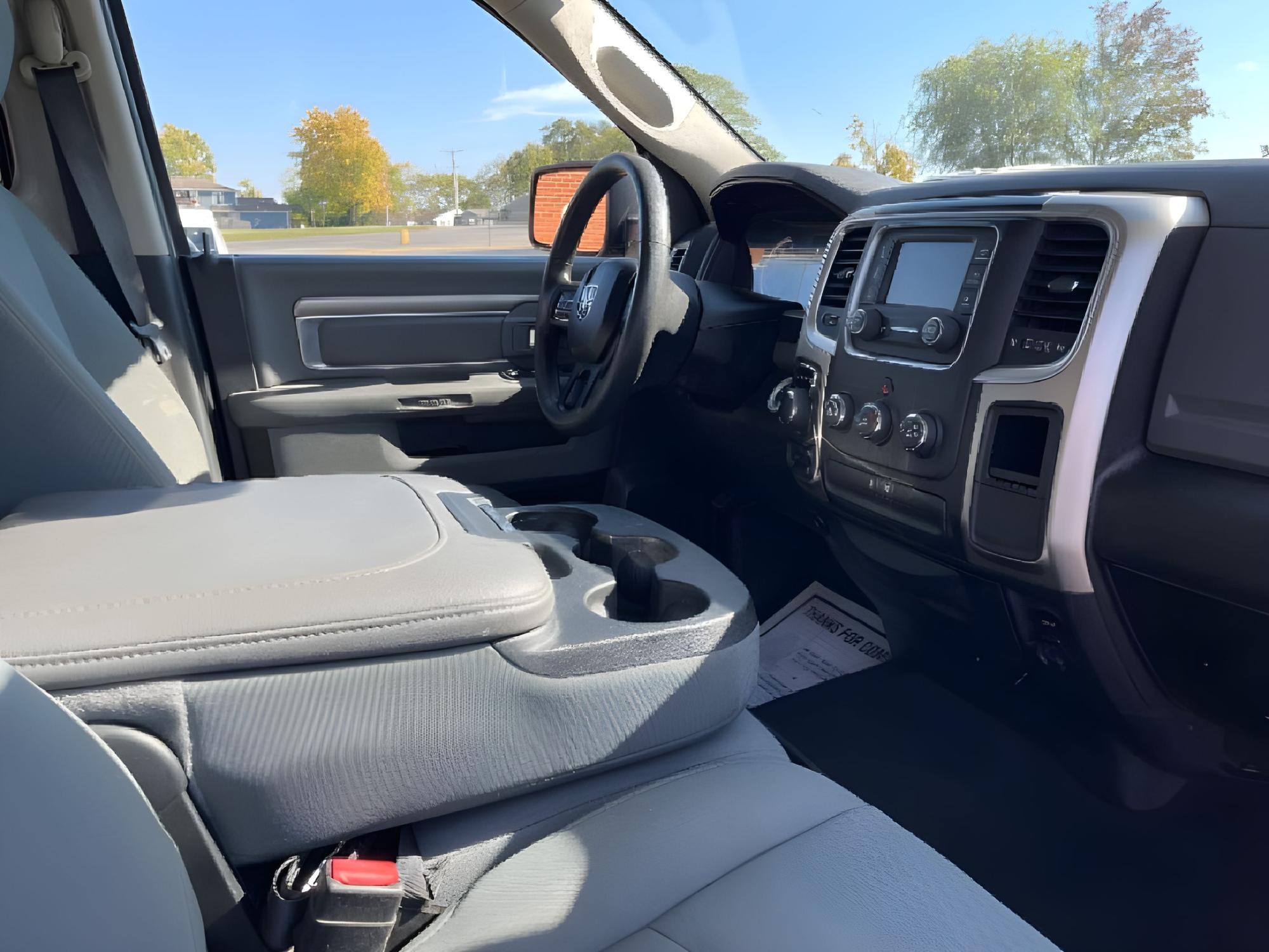 2018 Gray RAM 1500 SLT Crew Cab SWB 4WD (1C6RR7LT8JS) with an 5.7L V8 OHV 16V engine, 8-Speed Automatic transmission, located at 1951 S Dayton Lakeview Rd., New Carlisle, OH, 45344, (937) 908-9800, 39.890999, -84.050255 - Photo #17