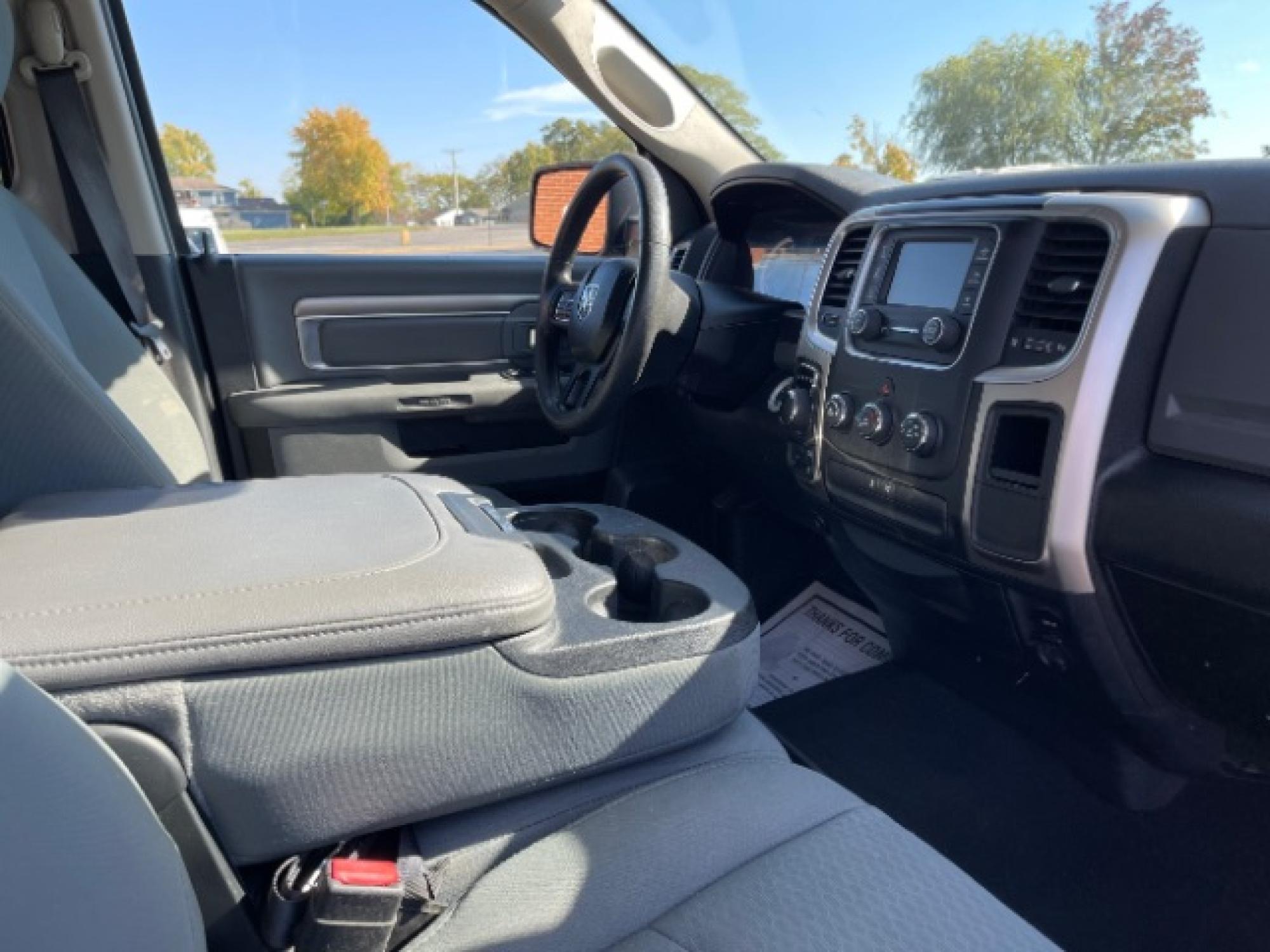 2018 Gray RAM 1500 SLT Crew Cab SWB 4WD (1C6RR7LT8JS) with an 5.7L V8 OHV 16V engine, 8-Speed Automatic transmission, located at 1951 S Dayton Lakeview Rd., New Carlisle, OH, 45344, (937) 908-9800, 39.890999, -84.050255 - Photo #26