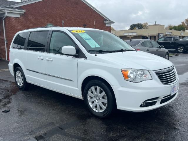 photo of 2014 Chrysler Town  and  Country