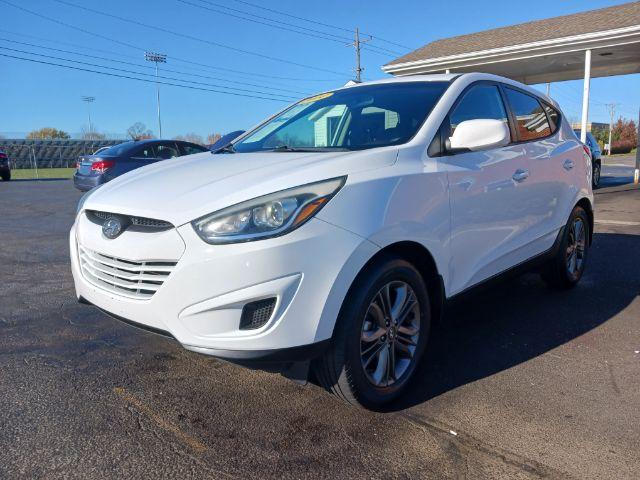 2014 White Hyundai Tucson GL Auto FWD (KM8JT3AF4EU) with an 2.0L L4 DOHC 16V engine, 6-Speed Automatic transmission, located at 880 E. National Road, Vandalia, OH, 45377, (937) 908-9800, 39.891918, -84.183594 - Photo #4