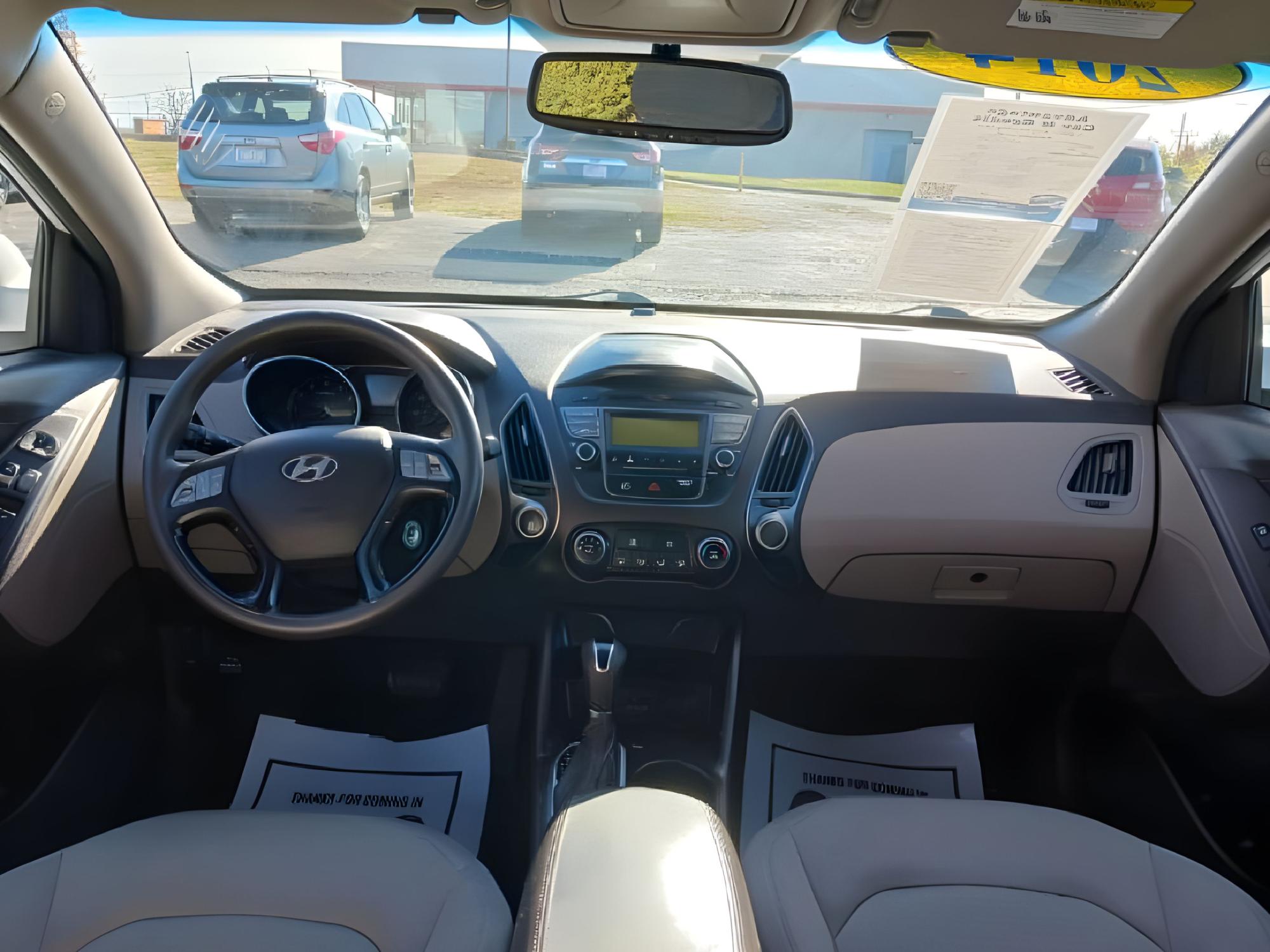 2014 White Hyundai Tucson GL Auto FWD (KM8JT3AF4EU) with an 2.0L L4 DOHC 16V engine, 6-Speed Automatic transmission, located at 880 E. National Road, Vandalia, OH, 45377, (937) 908-9800, 39.891918, -84.183594 - Photo #15