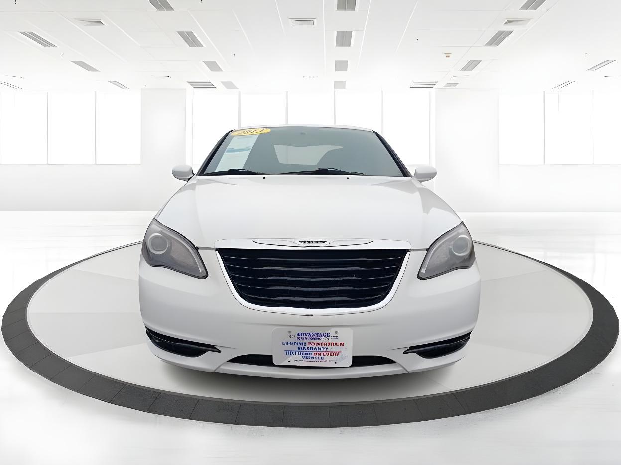 2013 Bright White Chrysler 200 Touring (1C3CCBBB5DN) with an 2.4L L4 DOHC 16V engine, 6-Speed Automatic transmission, located at 1099 N County Rd 25A, Troy, OH, 45373, (937) 908-9800, 40.057079, -84.212883 - Photo #5