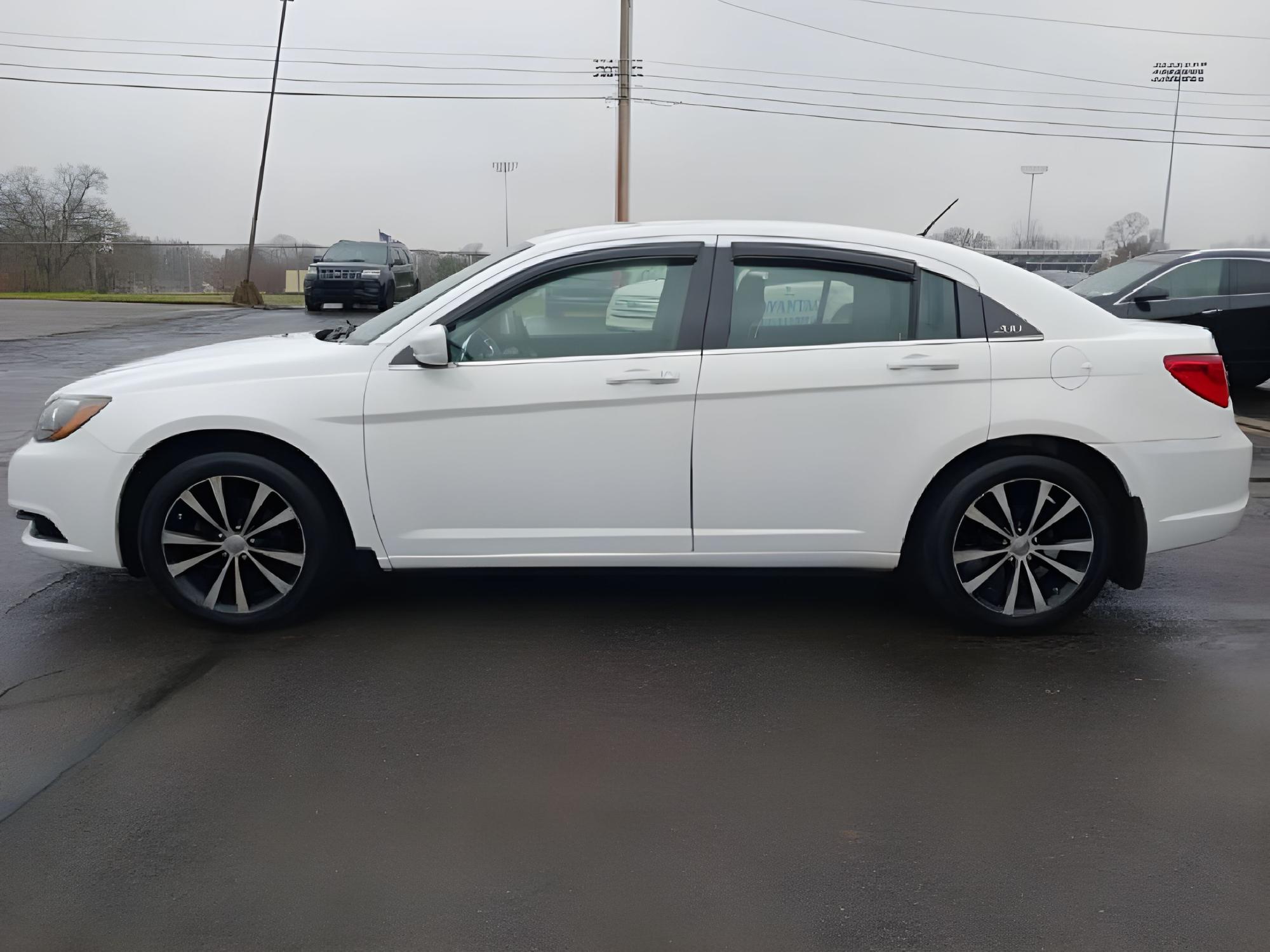 2013 Bright White Chrysler 200 Touring (1C3CCBBB5DN) with an 2.4L L4 DOHC 16V engine, 6-Speed Automatic transmission, located at 1099 N County Rd 25A , Troy, OH, 45373, (937) 908-9800, 40.057079, -84.212883 - Photo #9