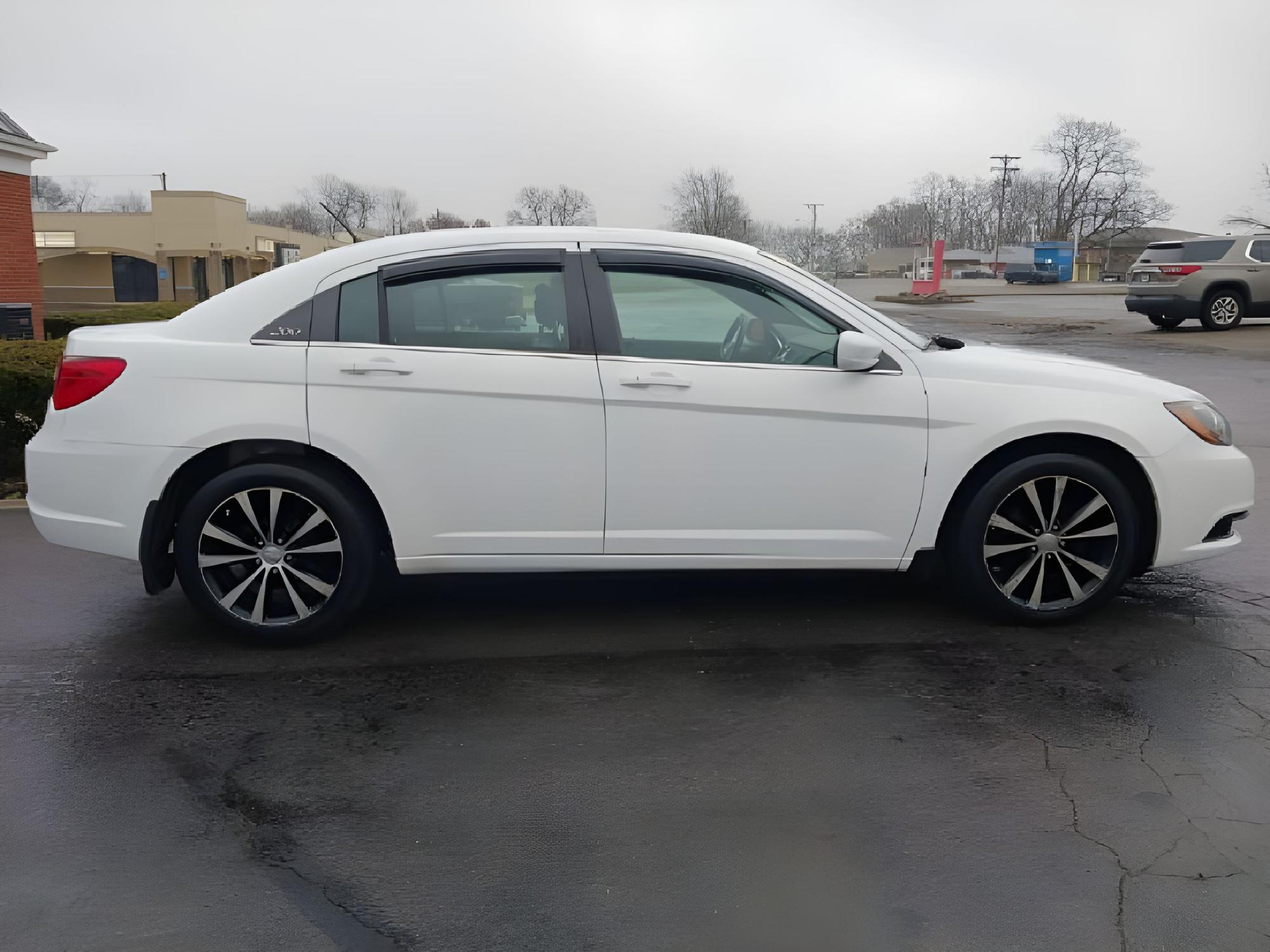 2013 Bright White Chrysler 200 Touring (1C3CCBBB5DN) with an 2.4L L4 DOHC 16V engine, 6-Speed Automatic transmission, located at 1099 N County Rd 25A , Troy, OH, 45373, (937) 908-9800, 40.057079, -84.212883 - Photo #11