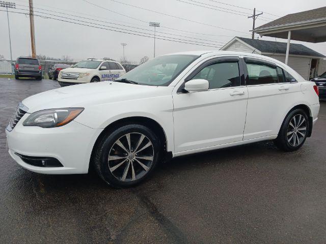 2013 Bright White Chrysler 200 Touring (1C3CCBBB5DN) with an 2.4L L4 DOHC 16V engine, 6-Speed Automatic transmission, located at 1099 N County Rd 25A , Troy, OH, 45373, (937) 908-9800, 40.057079, -84.212883 - Photo #4