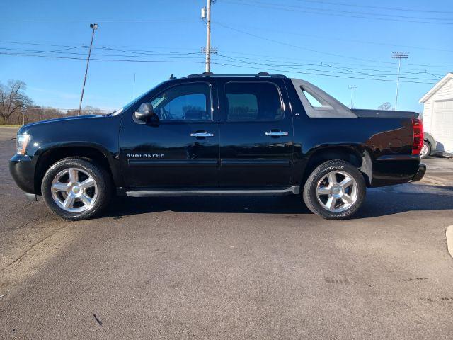 2012 Black Chevrolet Avalanche LT 4WD (3GNTKFE72CG) with an 5.3L V8 OHV 16V FFV engine, 4-Speed Automatic transmission, located at 880 E. National Road, Vandalia, OH, 45377, (937) 908-9800, 39.891918, -84.183594 - Photo #6