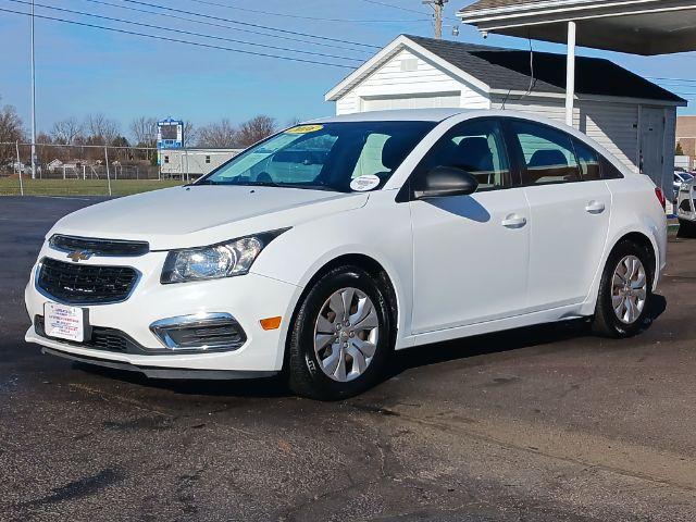 2016 Summit White Chevrolet Cruze Limited LS Auto (1G1PC5SG3G7) with an 1.8L L4 DOHC 16V FFV engine, 6-Speed Automatic transmission, located at 1951 S Dayton Lakeview Rd., New Carlisle, OH, 45344, (937) 908-9800, 39.890999, -84.050255 - Photo #4
