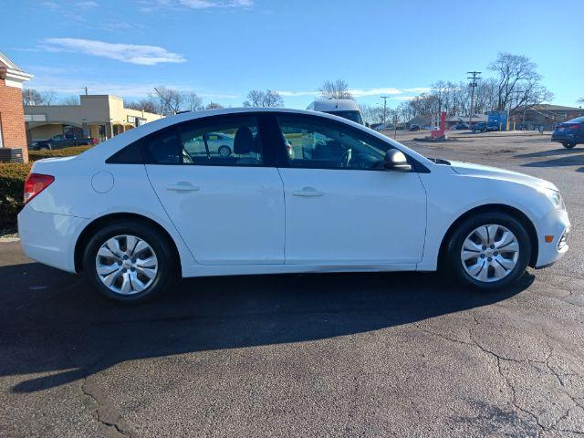 2016 Summit White Chevrolet Cruze Limited LS Auto (1G1PC5SG3G7) with an 1.8L L4 DOHC 16V FFV engine, 6-Speed Automatic transmission, located at 1184 Kauffman Ave, Fairborn, OH, 45324, (937) 908-9800, 39.807072, -84.030914 - Photo #8