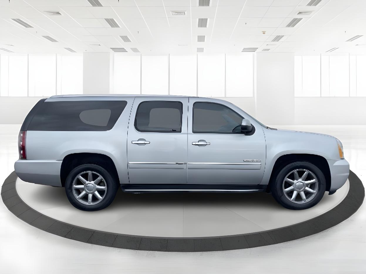 2013 Quicksilver Metallic GMC Yukon Denali XL 4WD (1GKS2MEF2DR) with an 6.2L V8 OHV 16V engine, 6-Speed Automatic transmission, located at 4508 South Dixie Dr, Moraine, OH, 45439, (937) 908-9800, 39.689976, -84.218452 - Photo #3