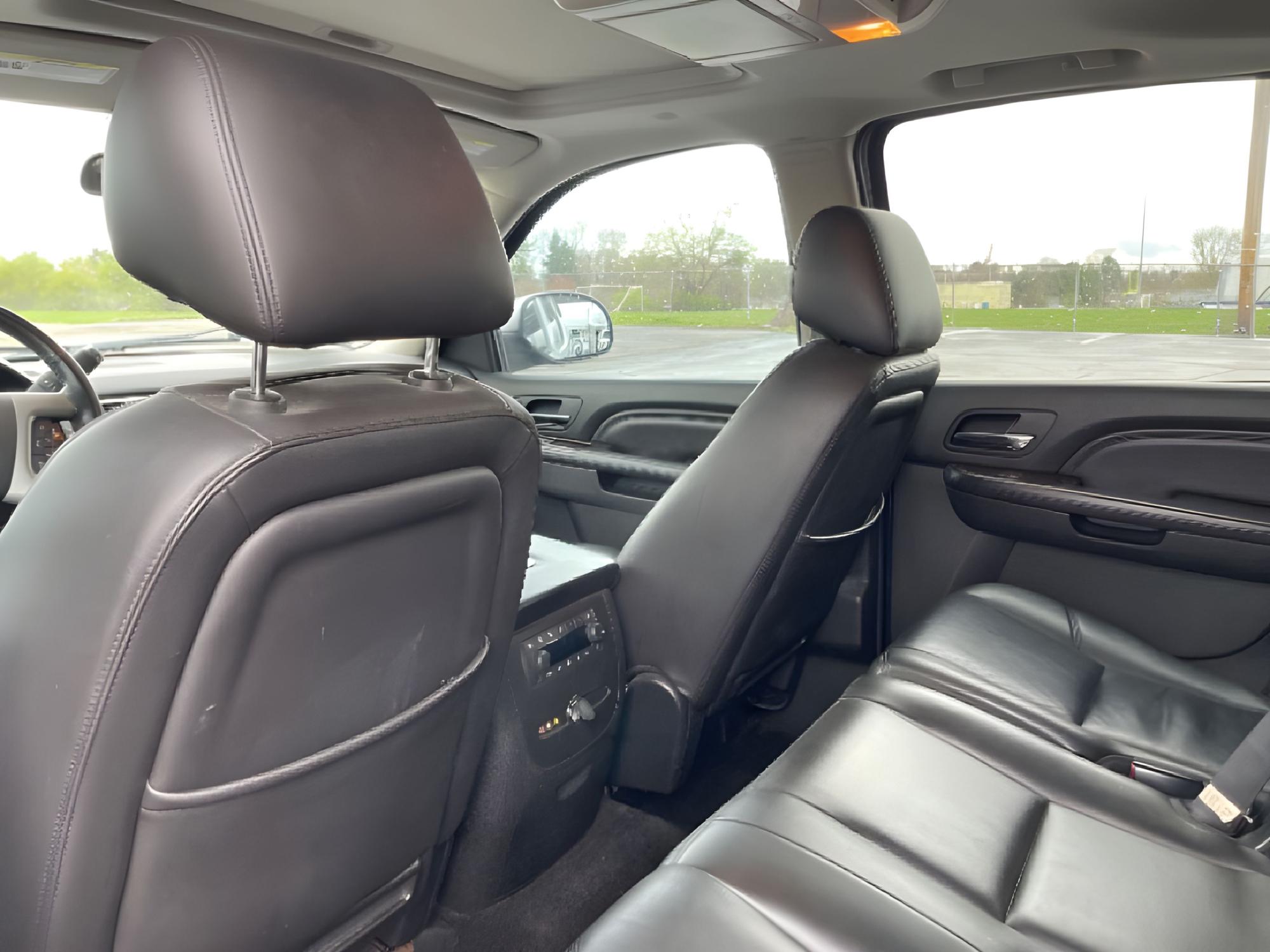 2013 Quicksilver Metallic GMC Yukon Denali XL 4WD (1GKS2MEF2DR) with an 6.2L V8 OHV 16V engine, 6-Speed Automatic transmission, located at 4508 South Dixie Dr, Moraine, OH, 45439, (937) 908-9800, 39.689976, -84.218452 - Photo #19