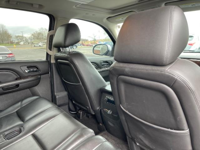 2013 Quicksilver Metallic GMC Yukon Denali XL 4WD (1GKS2MEF2DR) with an 6.2L V8 OHV 16V engine, 6-Speed Automatic transmission, located at 4508 South Dixie Dr, Moraine, OH, 45439, (937) 908-9800, 39.689976, -84.218452 - Photo #20