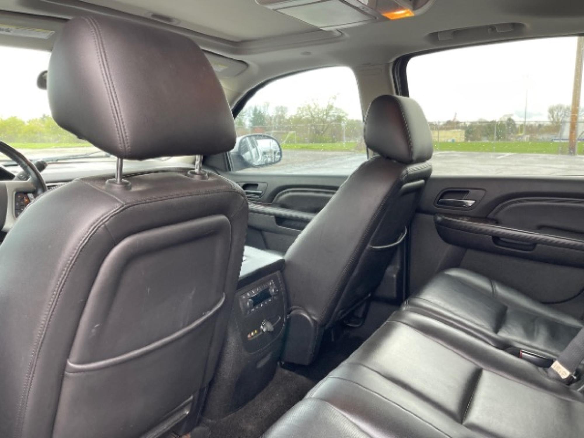 2013 Quicksilver Metallic GMC Yukon Denali XL 4WD (1GKS2MEF2DR) with an 6.2L V8 OHV 16V engine, 6-Speed Automatic transmission, located at 4508 South Dixie Dr, Moraine, OH, 45439, (937) 908-9800, 39.689976, -84.218452 - Photo #31