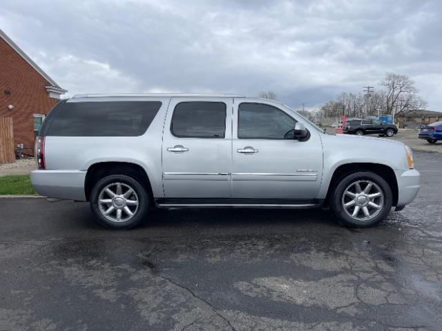 2013 Quicksilver Metallic GMC Yukon Denali XL 4WD (1GKS2MEF2DR) with an 6.2L V8 OHV 16V engine, 6-Speed Automatic transmission, located at 4508 South Dixie Dr, Moraine, OH, 45439, (937) 908-9800, 39.689976, -84.218452 - Photo #6
