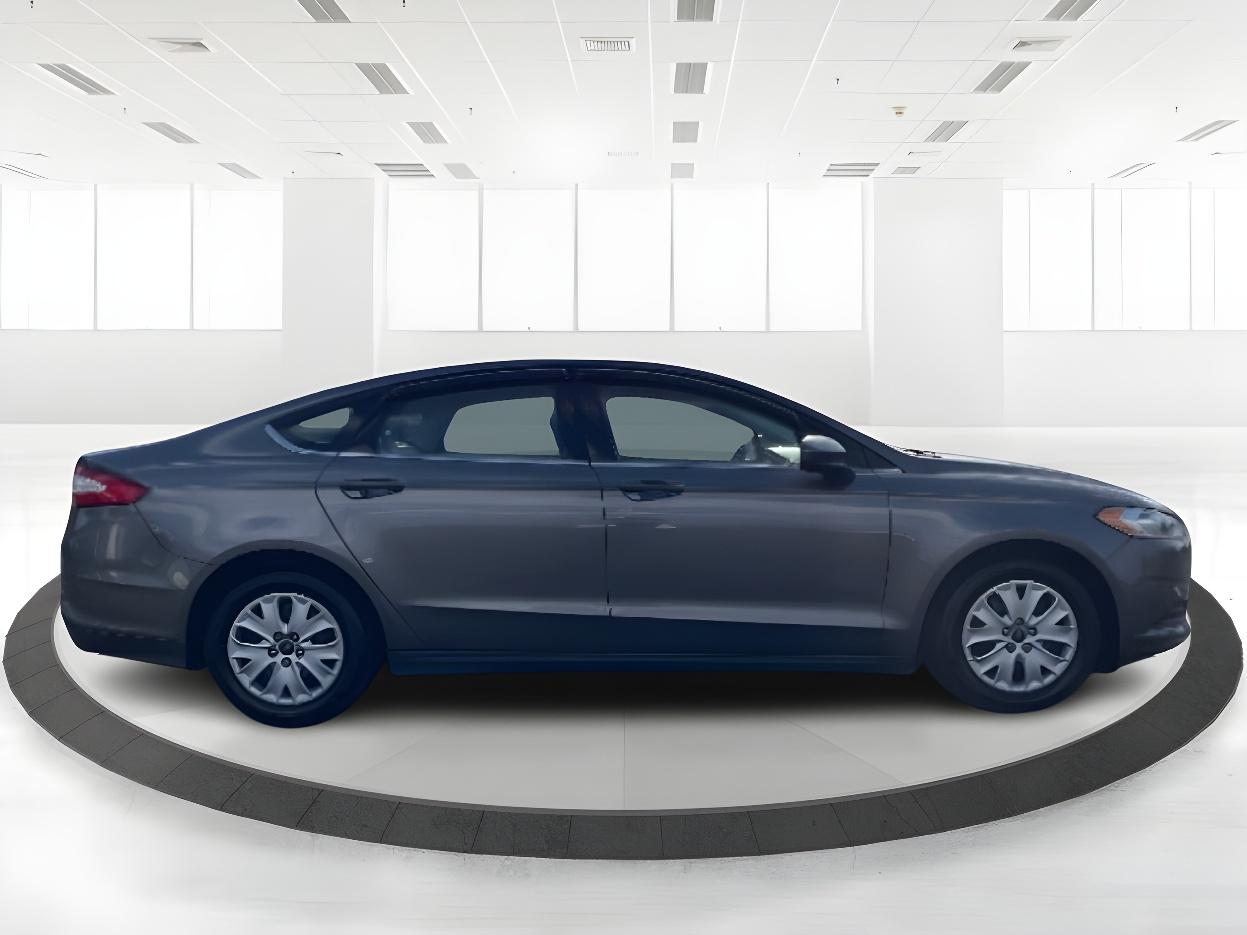 2014 Sterling Gray Ford Fusion S (1FA6P0G77E5) with an 2.5L L4 DOHC 16V engine, located at 401 Woodman Dr, Riverside, OH, 45431, (937) 908-9800, 39.760899, -84.123421 - Photo #3