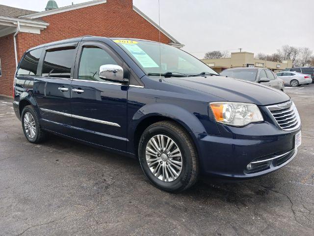 photo of 2014 Chrysler Town  and  Country