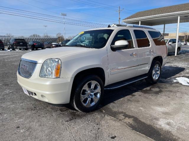 2014 White Diamond Tricoat GMC Yukon Denali 4WD (1GKS2EEFXER) with an 6.2L V8 OHV 16V engine, 6-Speed Automatic transmission, located at 1184 Kauffman Ave, Fairborn, OH, 45324, (937) 908-9800, 39.807072, -84.030914 - Photo #2