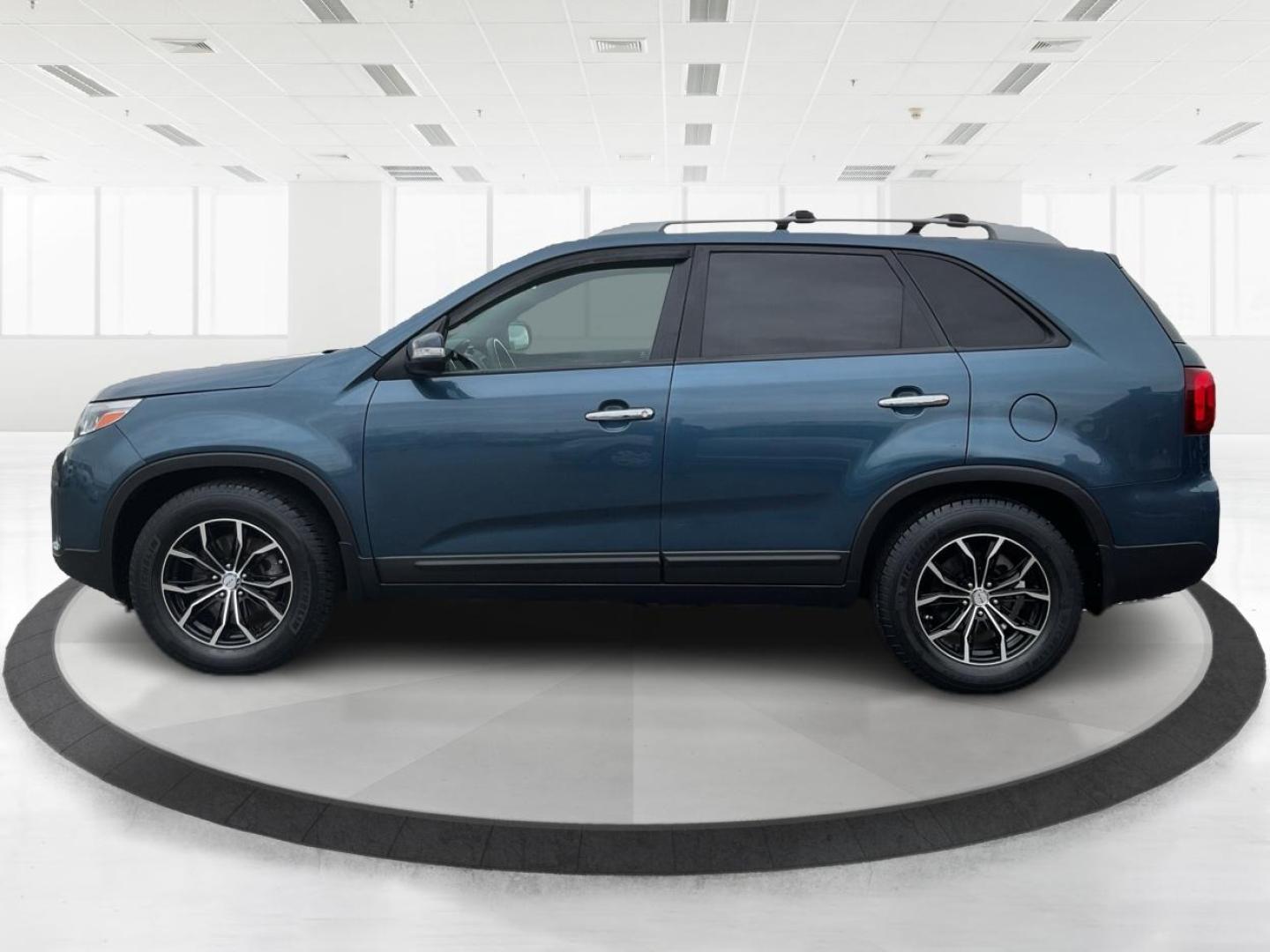 2014 Blue Kia Sorento LX 2WD (5XYKT3A64EG) with an 2.4L L4 DOHC 16V engine, 6-Speed Automatic transmission, located at 8750 N County Rd 25A, Piqua, OH, 45356, (937) 908-9800, 40.164391, -84.232513 - 2014 Kia Sorento LX 2WD - Photo#5