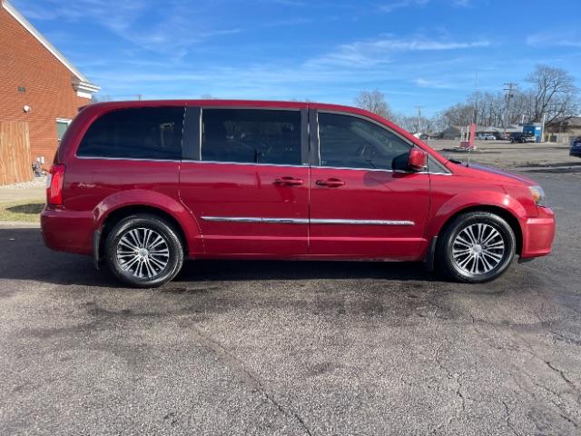 2014 Dp Cherry Red Crystal PC Chrysler Town and Country S (2C4RC1HG8ER) with an 3.6L V6 DOHC 24V engine, 6-Speed Automatic transmission, located at 1099 N County Rd 25A , Troy, OH, 45373, (937) 908-9800, 40.057079, -84.212883 - Photo #10