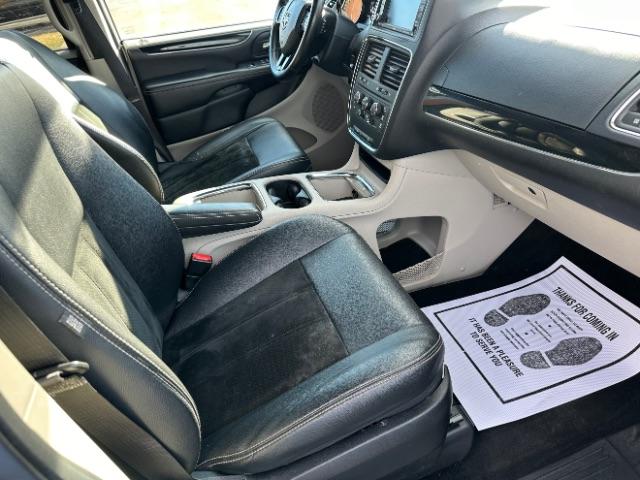 2018 Billet Clear Coat Dodge Grand Caravan SXT (2C4RDGCG4JR) with an 3.6L V6 DOHC 24V engine, 6-Speed Automatic transmission, located at 1230 East Main St, Xenia, OH, 45385, (937) 908-9800, 39.688026, -83.910172 - Photo #24