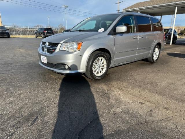 2018 Billet Clear Coat Dodge Grand Caravan SXT (2C4RDGCG4JR) with an 3.6L V6 DOHC 24V engine, 6-Speed Automatic transmission, located at 1230 East Main St, Xenia, OH, 45385, (937) 908-9800, 39.688026, -83.910172 - Photo #4