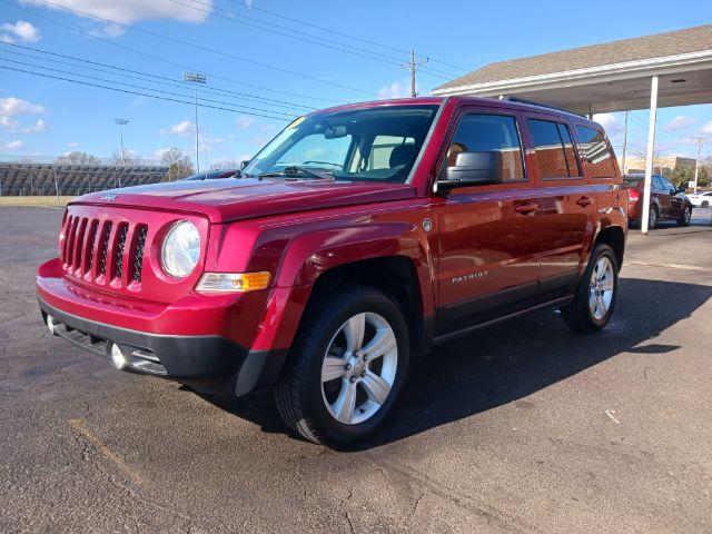 2014 Dp Cherry Red Crystal PC Jeep Patriot Latitude 4WD (1C4NJRFB0ED) with an 2.4L L4 DOHC 16V engine, located at 1230 East Main St, Xenia, OH, 45385, (937) 908-9800, 39.688026, -83.910172 - Photo #4